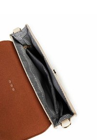 Hnědá texturovaná taška s černobílým zigzagovým interiérem, která má více přihrádek a zlatým kováním na zavírání.