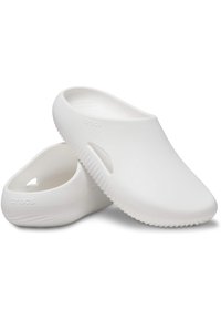 Witte Crocs klompen met een glad, flexibel ontwerp, voorzien van ventilatiegaten en een gestructureerde zool voor grip. Minimalistische branding aan de zijkant.