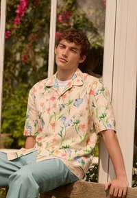 Next SHORT SLEEVE FLORAL - REGULAR FIT - Skjorter - ecru white