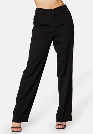 Zwarte, bredere broek met een gladde stof en een getailleerde pasvorm, met een middelhoge taille, persplooien en zijzakken.