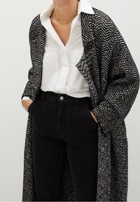 Mango Mantel - black