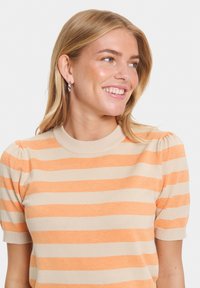 Beige und orange gestreifter Strickpullover mit kurzen puffärmel und einem gerippten Ausschnitt. Glatte Textur, lässiges Design.