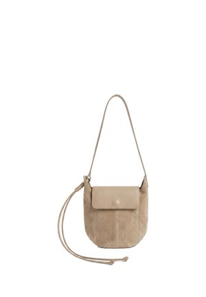 Borsa a tracolla in pelle beige con tracolla lunga regolabile e tasca frontale con patta, mix di texture liscia e scamosciata, design minimalista.