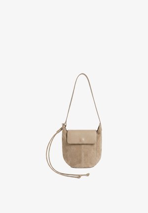 Beige leren schoudertas met lange verstelbare riem en voorvak met klep, mix van gladde en suède textuur, minimalistisch ontwerp.