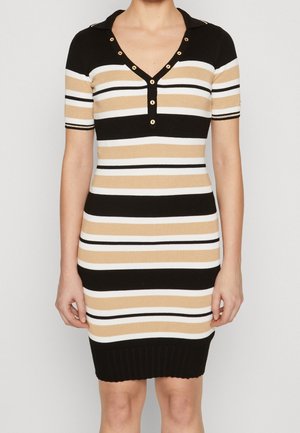 Dopasowana dzianinowa sukienka z krótkim rękawem, w poziome pasy w kolorach beżowym, białym i czarnym, z dekoltem w kształcie litery V zapinanym na guziki.