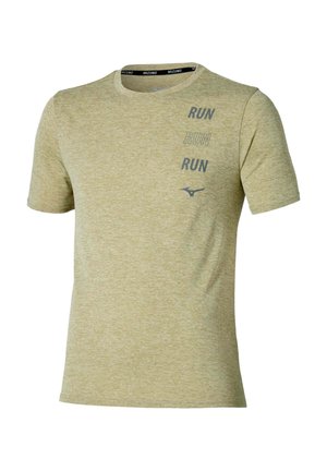 Maglietta sportiva beige a maniche corte con collo rotondo, con la scritta "RUN" stampata tre volte verticalmente sulla parte superiore sinistra del petto.