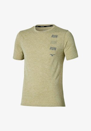 Beiges Sport-Shirt mit kurzen Ärmeln und Rundhalsausschnitt, auf der oberen linken Brust dreimal vertikal mit dem Wort "RUN" bedruckt.