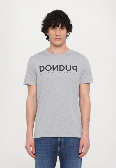 Szürke pamut rövid ujjú póló. A mellkas előtt feltűnő, vastag fekete felirattal: "DONDUD". Egyszerű, kerek nyakkivágású kialakítás.