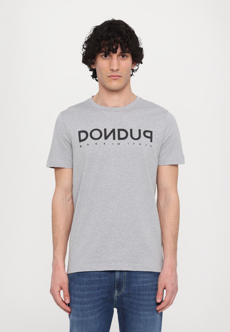 Grå bomull t-skjorte med korte ermer, rund hals, og svart "DONDU" tekst over forsiden. Har en løs passform og myk tekstur.