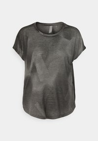Blusa negra de manga corta con un sutil patrón de puntos y corte holgado, expuesta sobre un fondo blanco.