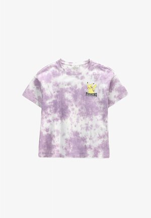 Fioletowo-biała koszulka z krótkim rękawem w stylu tie-dye z małą postacią Pikachu i tekstem "Pikachu Ready for Battle" na górnym lewym przodzie.