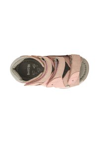 Růžové sandály se třemi nastavitelnými popruhy na suchý zip, měkký semiš a kožený materiál, kulatá špička a polstrovaná stélka.
