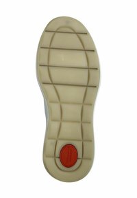 Suola di scarpa atletica bianca con un design curvo e testurizzato. Presenta una parte inferiore in gomma beige e un accento circolare rosso etichettato "Comfort".