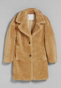 Abrigo de piel sintética color marrón claro con cuello de muesca, cierre delantero de botones y bolsillos laterales. Textura suave con un forro interior liso.