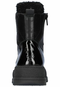 Stivali ankle neri con esterno lucido e foderatura in pelliccia testurizzata. Presentano una suola in gomma e una cerniera laterale per una facile indossatura.