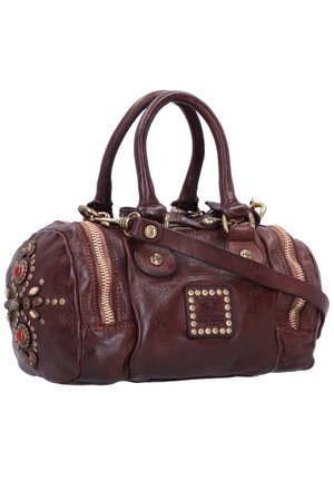 Donkerbruine leren handtas met twee handvatten, decoratieve studs en edelstenen, dubbele ritsen aan de zijkanten en een schouderriem aan de voorkant.