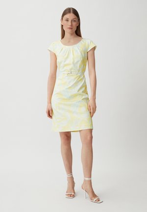 Gelbes Blumenkleid mit kurzen Ärmeln, tailliertem Schnitt und strukturiertem Stoff. Mit einem dünnen weißen Gürtel und einem knielangen Rock.