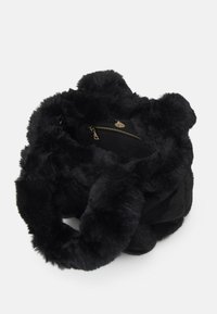 Černá kabelka z umělé kožešiny s měkkou texturou, zaobleným tvarem a zlatou zipovou kapsou uvnitř. Má plyšové madla pro snadné nošení.