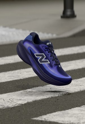 Lila Laufschuh mit schlankem Design, strukturiertem Obermaterial und auffälligem weißen Logo. Verfügt über eine gepolsterte Sohle und detaillierte Muster.