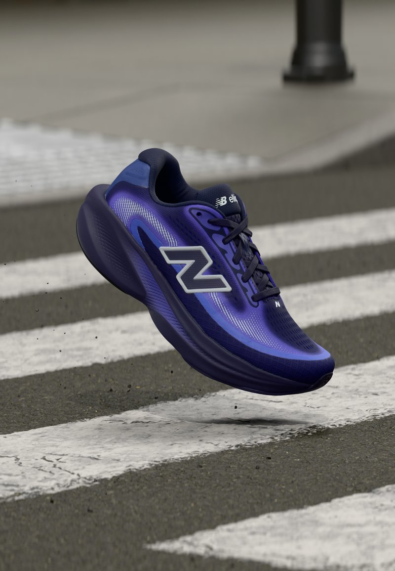 Μωβ παπούτσι τρεξίματος με κομψό σχεδιασμό, υφή στο πάνω μέρος και έντονο λευκό λογότυπο. Διαθέτει μαξιλαρωμένη σόλα και λεπτομερή σχέδια.