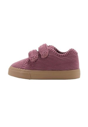 Baskets en velours côtelé rose avec deux strap Velcro, bout arrondi et dessus texturé avec une semelle en caoutchouc beige.