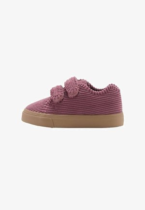 Baskets en velours côtelé rose avec deux strap Velcro, bout arrondi et dessus texturé avec une semelle en caoutchouc beige.