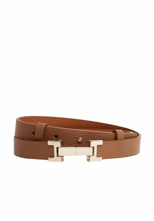 Bruine leren riem met een gestructureerde afwerking, voorzien van een gouden metalen gesp met een rechthoekig ontwerp en dubbele pin.