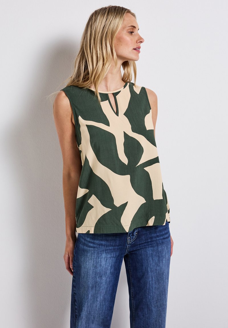 Bez rękawów top w kolorze zielonym i beżowym z abstrakcyjnym wzorem. Detal z dekoltem w kształcie łezki, luźny krój, wykonany z lekkiego materiału.