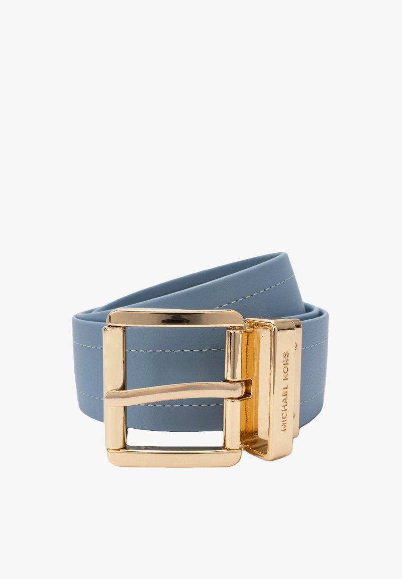 Cintura in pelle blu con fibbia in metallo color oro dalla forma rettangolare. Dettagli di cuciture lungo la cintura che aggiungono texture. Nome del marchio inciso.