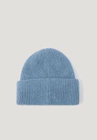 Heledad sinine kudumüts, millel on soonikuline tekstuur ja üleskeeratud äär, valmistatud pehmest villast soojuse ja mugavuse jaoks.