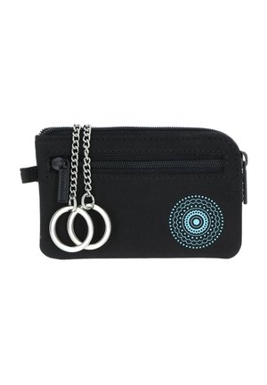 Pochette noire zippée avec deux anneaux porte-clés argentés attachés par des chaînes et un petit motif circulaire bleu sur le devant.
