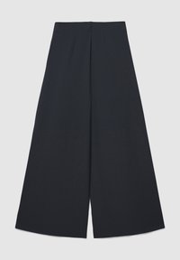 Pantaloni a gamba larga in tessuto blu scuro, con vita alta e due pieghe frontali. Tessuto liscio senza motivo visibile o dettagli metallici.