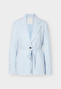 Blazer pour femme bleu clair avec un seul bouton noir et une ceinture en tissu assorti nouée à la taille, manches longues et revers crantés.