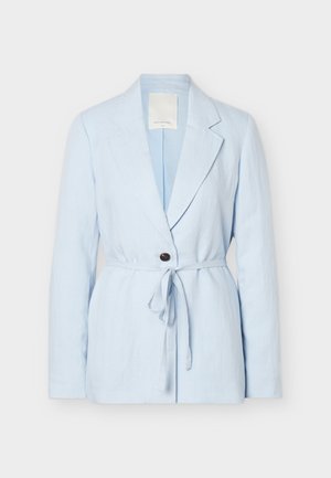 Blazer pour femme bleu clair avec un seul bouton noir et une ceinture en tissu assorti nouée à la taille, manches longues et revers crantés.