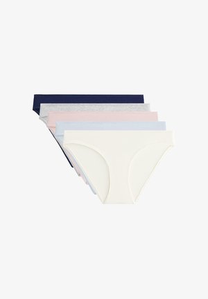 Pet pari ženske donje rublje kroja bikini složene u mornarsko plavoj, sivoj, roza, svijetlo plavoj i bijeloj boji na bijeloj pozadini.