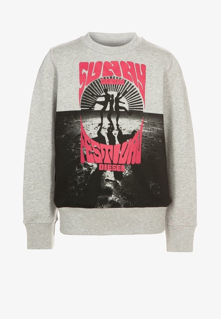 Sudadera gris con silueta negra de playa y tres figuras bailando, con texto rosa que dice "Festival de Playa del Domingo Diesel."