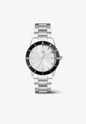 Ezüst fém karóra kerek számlappal, fehér kijelzővel, fekete kerettel, ezüst órjelek 3 óránál, valamint dátumkijelzővel, amely rozsdamentes acél szíjjal rendelkezik.