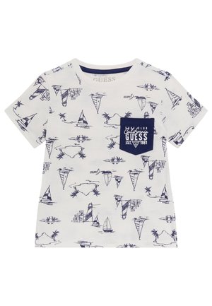 Biały t-shirt z krótkim rękawem z granatowymi szkicami żaglówki, latarni morskiej i drzewa palmowego oraz granatową kieszenią z tekstem "California Guess".