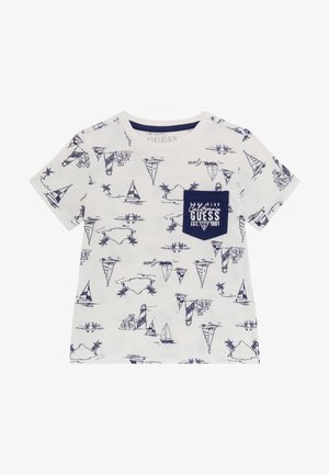 Hvid t-shirt med korte ærmer med marineblå skitser af sejlbåd, fyrtårn og palme og en marineblå lomme med teksten "California Guess".