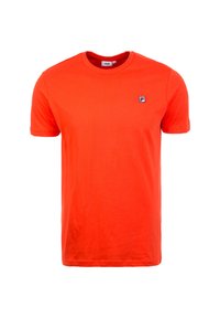 Rød bomulds t-shirt med rund hals, korte ærmer og et lille broderet logo på venstre bryst. Glat tekstur, afslappet pasform.