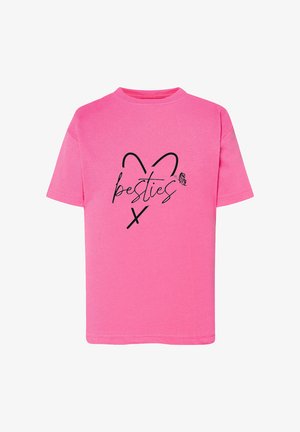 Różowa bawełniana koszulka z krótkimi rękawami, z czarnym nadrukiem w kształcie serca i napisem "najlepsze przyjaciółki", ozdobiona małą ilustracją motyla.