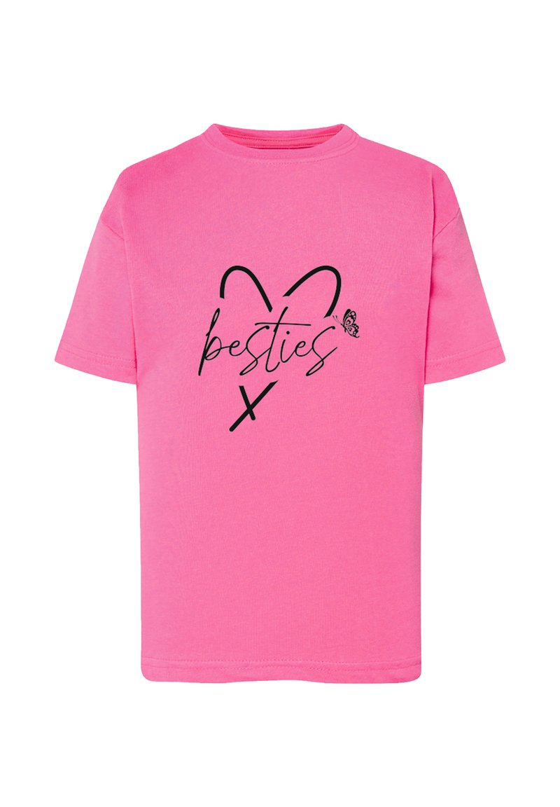 Różowa bawełniana koszulka z krótkimi rękawami, z czarnym nadrukiem w kształcie serca i napisem "najlepsze przyjaciółki", ozdobiona małą ilustracją motyla.