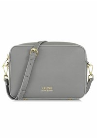Borsa a spalla in pelle grigia con una superficie liscia, forma rettangolare, finiture in oro e tracolla regolabile. Logo visibile sul davanti.