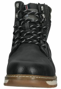 Bottines noires en cuir avec une surface texturée, des lacets en corde blanche contrastante, des œillets en métal et une semelle en caoutchouc brun.