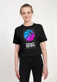 Černé tričko s barevným grafickým motivem basketbalového míče s modro-růžovým gradientem, pod nímž se nachází bílý text "TWENTY SEVEN BASKETBALL".