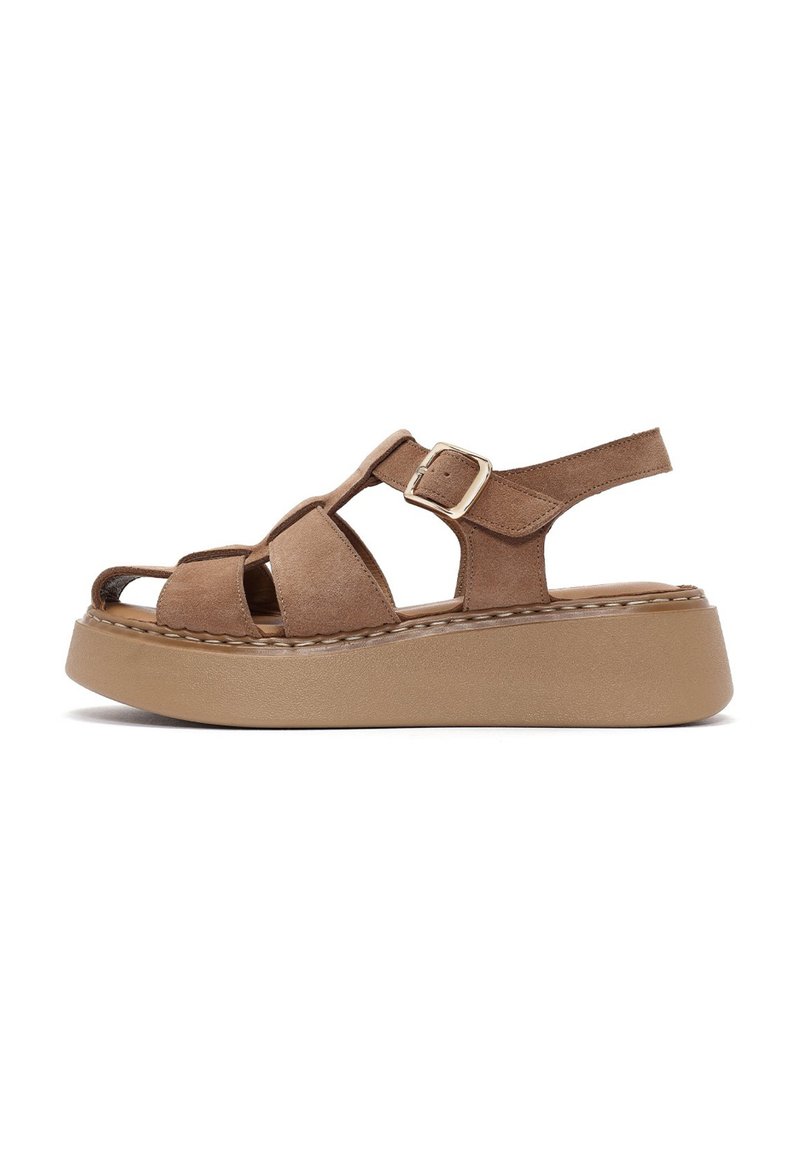 Sandali platform in suede marrone con design incrociato, punta aperta, cinturino regolabile con fibbia e suola beige testurizzata.