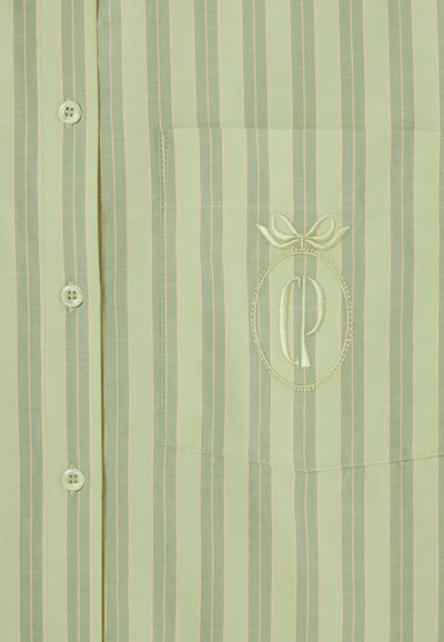 Camicia a righe verde chiaro con sottili linee rosa, bottonatura sulla parte anteriore e taschino sul petto con design ricamato a forma circolare.