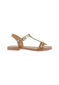 Leren sandalen in tan kleur met een T-strap ontwerp, verstelbare metalen gespsluiting en platte zool. Heeft een geweven detail op de banden en een gladde textuur.