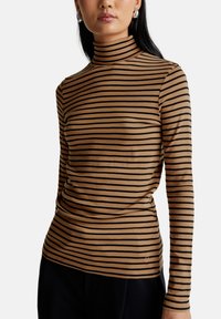 Gestreifter Rollkragenpullover in Beige und Schwarz, mit taillierter Passform und langen Ärmeln. Hergestellt aus glattem Stoff mit einem subtilen Glanz.
