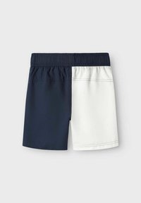 Granatowe i białe kąpielówki z elastycznym pasem. Charakteryzują się gładkim materiałem oraz kontrastowymi blokami kolorów z starannym wykończeniem.